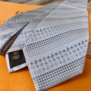 🔥LV SUMMER 26’🔥🆕💯AUTH ICONIC LOUIS VUITTON SLVR PARTY MOTIF TIE🔥STUNNING😍